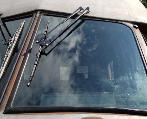Scissor arms on vintage truck